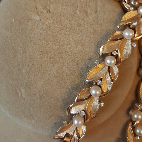 Vintage Trifari Pearl & Brushed Gold Designer Set Necklace, Earrings & Bracelet - Picture 5 of 10
